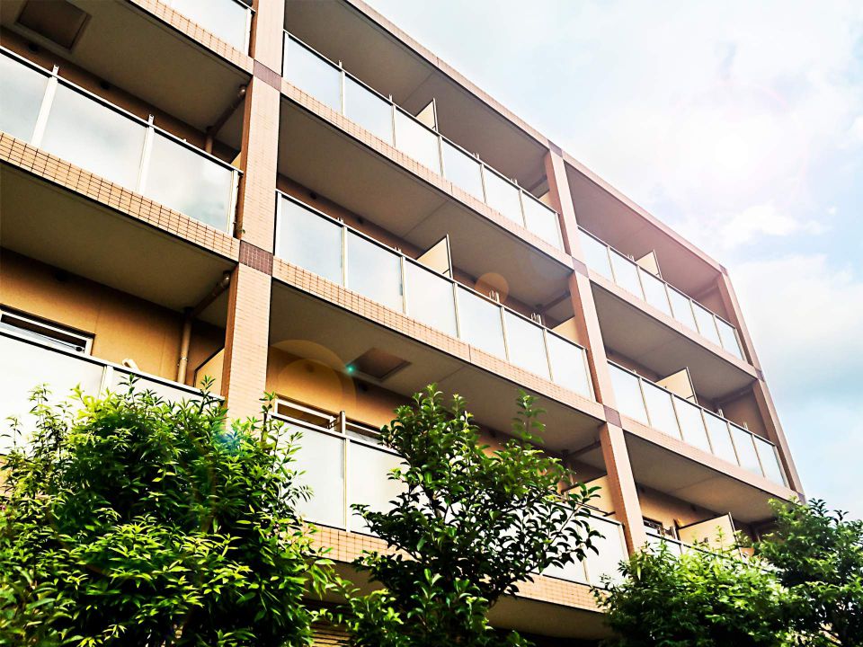 東京都心で快適な暮らしを守るための屋根リフォームと都市住宅の資産価値維持術